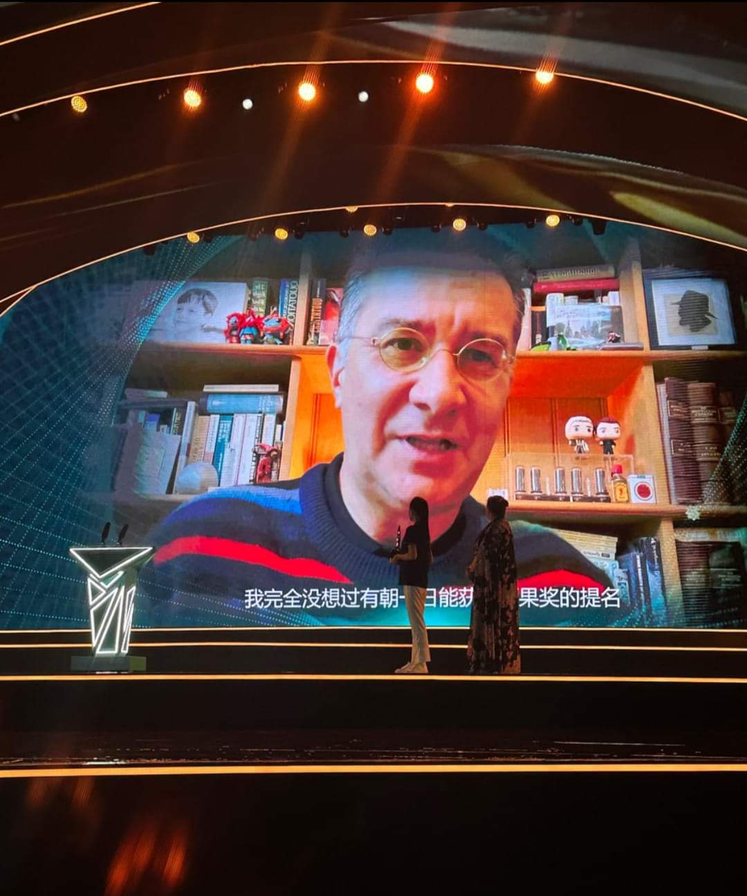 Rob Wilkins being presented virtually with his Hugo for A Life With Footnotes
